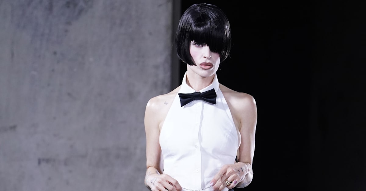 Kelly Osbourne Pays Homage to Ozzy Osbourne With Bat Accessory on Runway