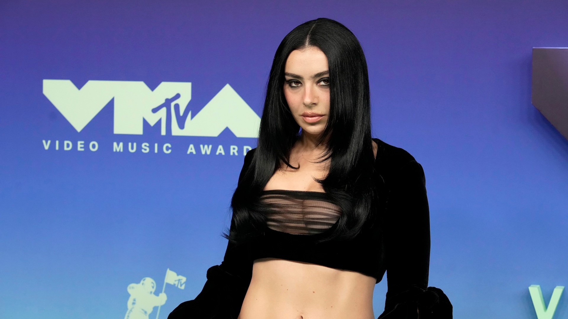 LOS ANGELES, CALIFORNIA - SEPTEMBER 27: Charli xcx attends the 2026 MTV Video Music Awards (VMAs) at Peacock Theater on September 27, 2026 in Los Angeles, California.