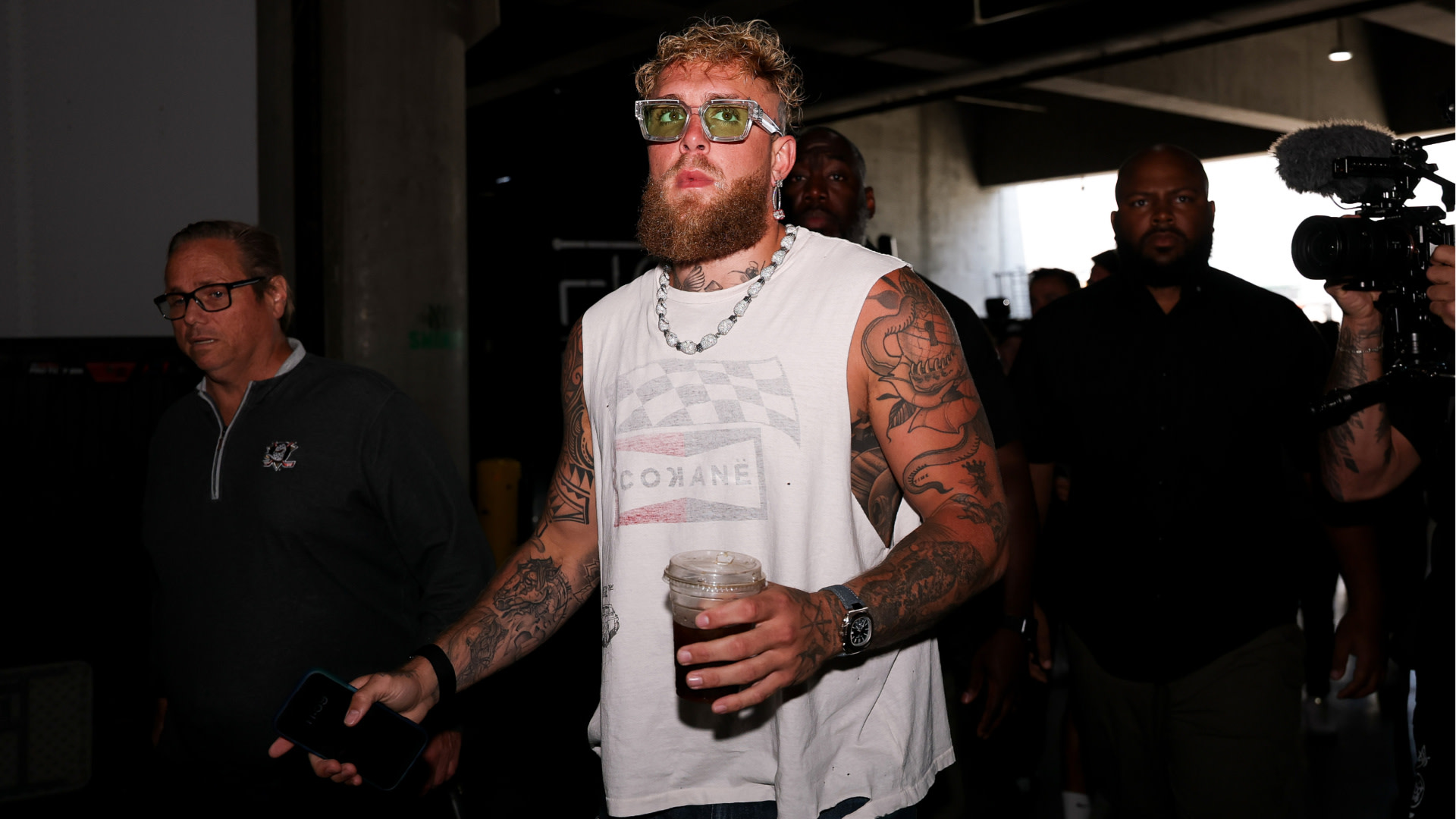 <div>Jake Paul Aggressively Ends Interview After Calling Piers Morgan a 'Fat A**'</div>