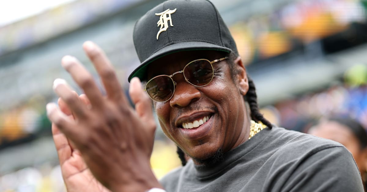 Jay-Z Jokingly Tries to Run Off With AP Watch at Fanatics Fest