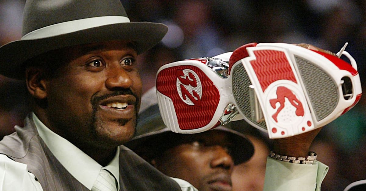 Shaq Shows Off Glittery Pink Pedicure While Bringing Back Open-Toe Sandals