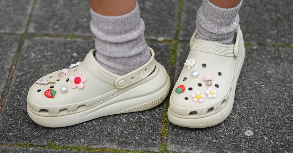 Crocs Demanda a Five Below por Copiar el Diseño de sus Zuecos y Dijes