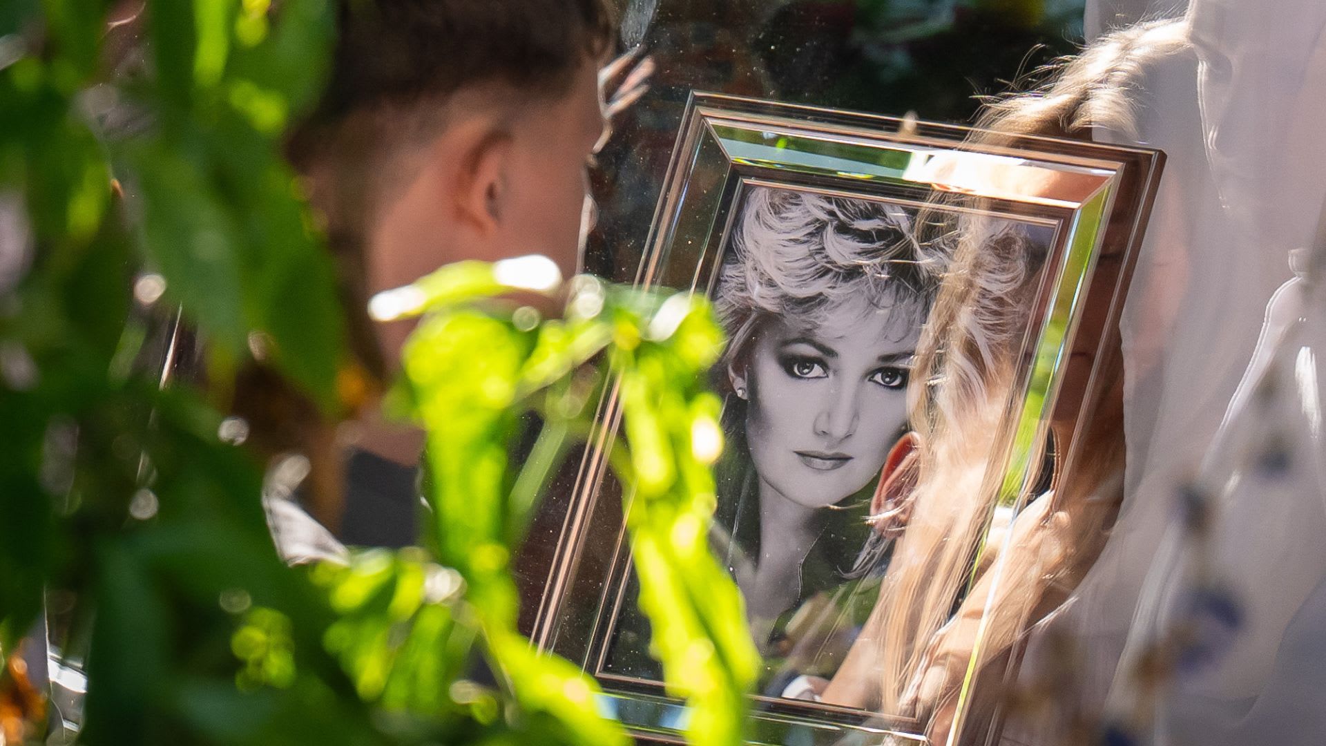 Crowds Sing ‘Total Eclipse of the Heart’ as Bonnie Tyler’s Coffin Returns Home