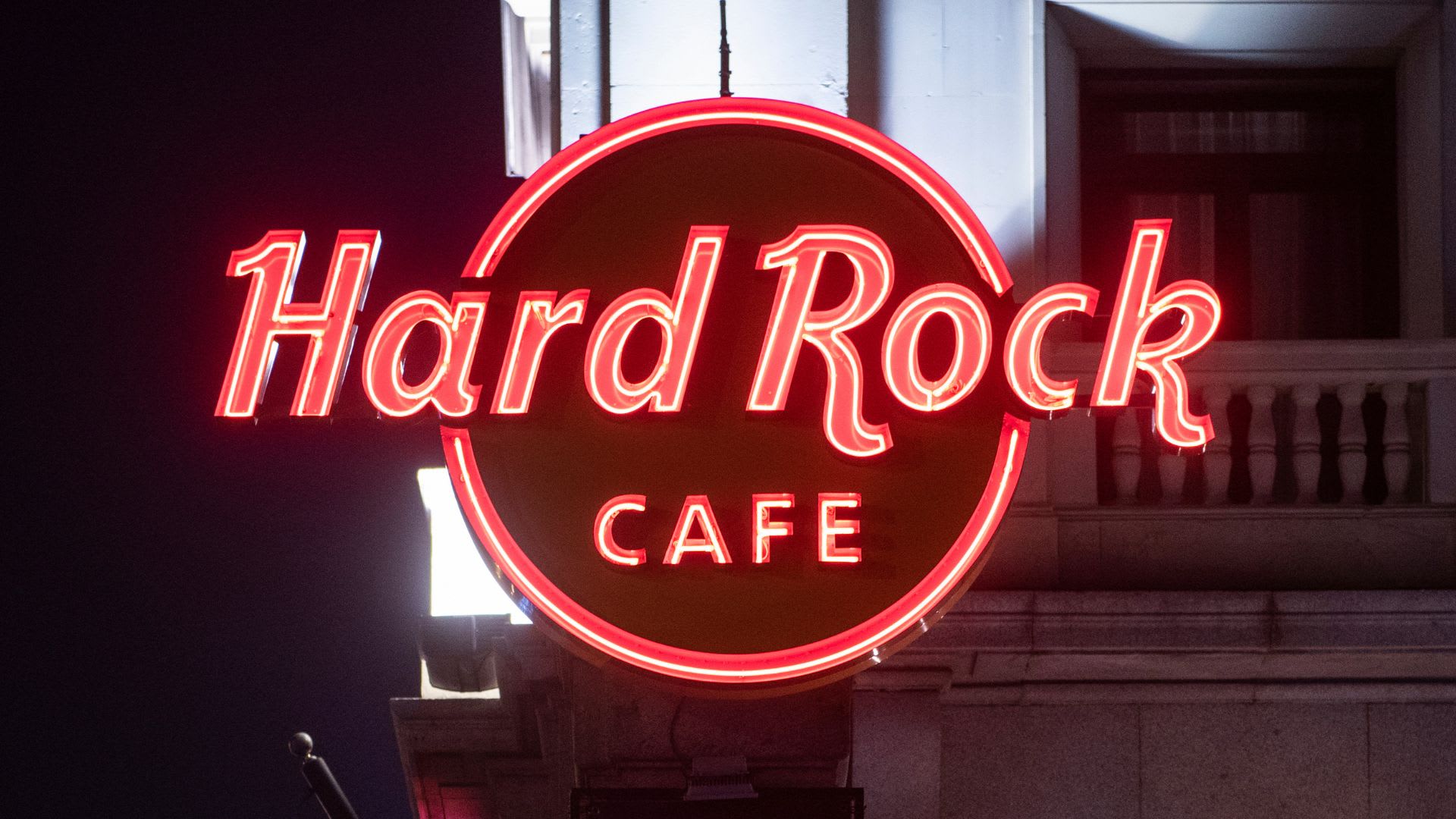 Miami Hard Rock Cafe Waitress Assault Caught on Video Sparks Manhunt