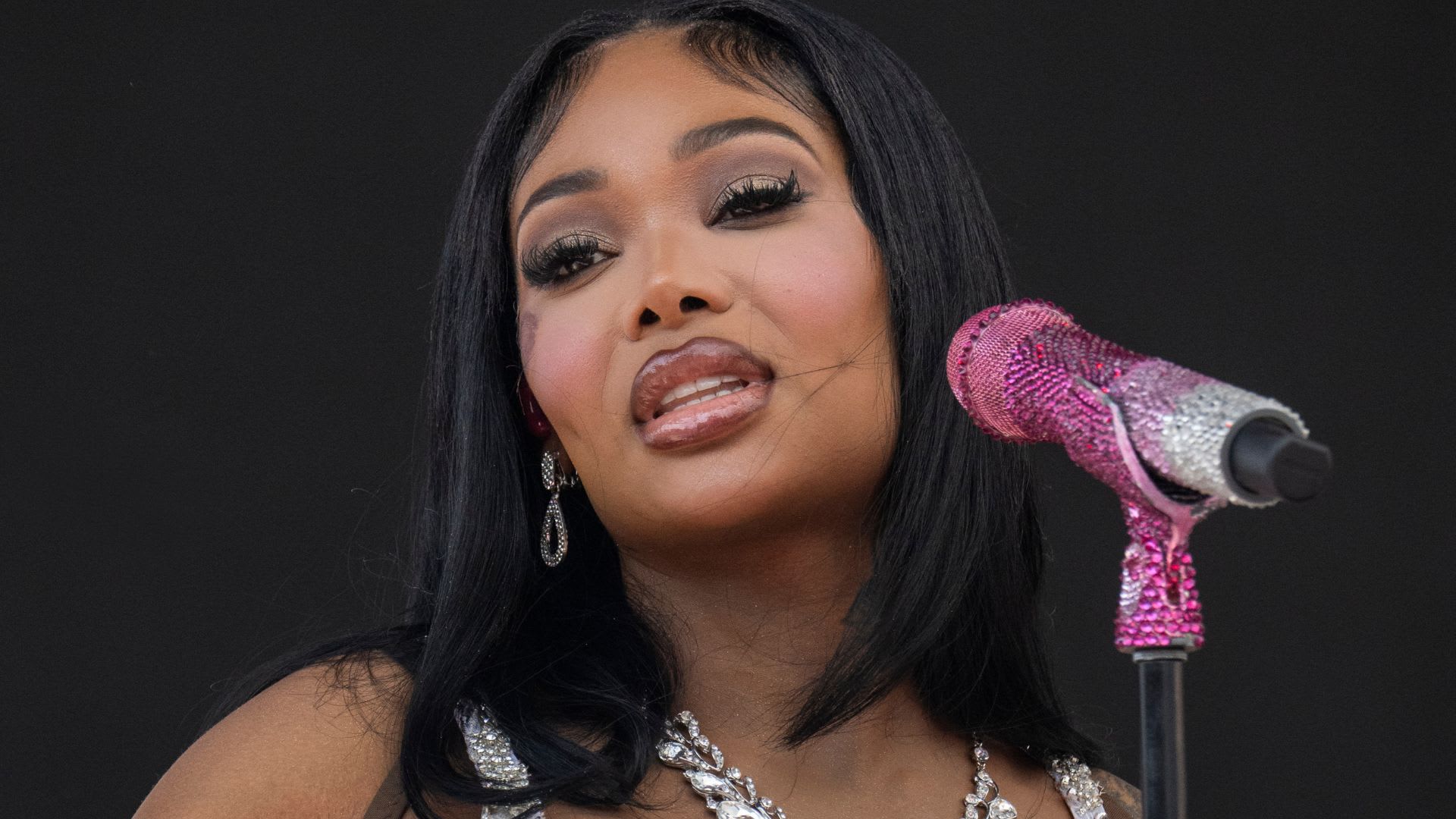 Summer Walker’s New Manager Faces Scrutiny Over Forgery Conviction and Résumé Claims