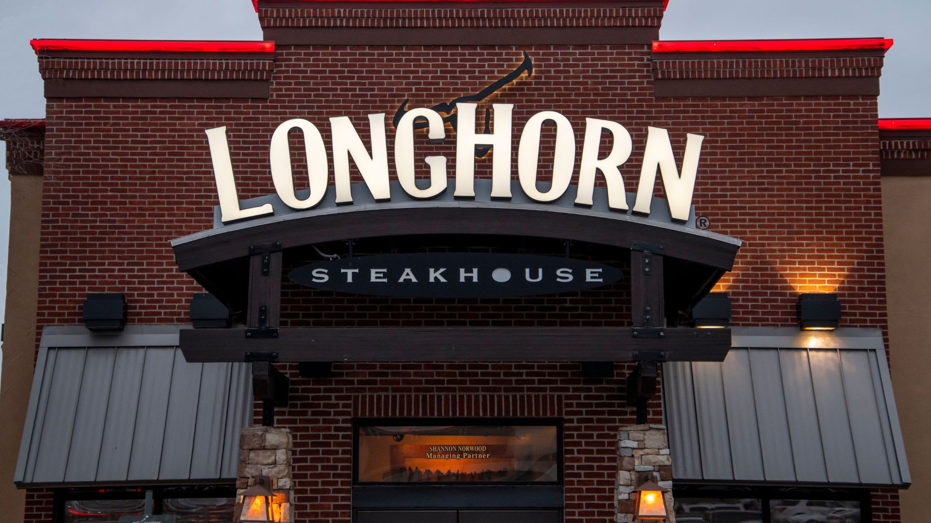 LongHorn Steakhouse Employee Films Roaches Crawling Through Trash-Strewn Kitchen in Viral Video