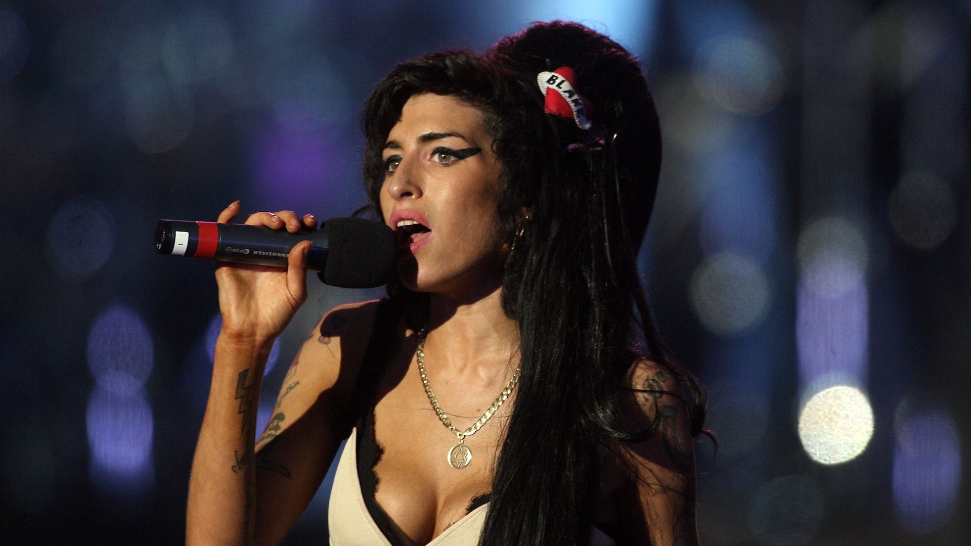 LONDON - JUNE 27: Amy Winehouse performs during the 46664 concert in celebration of Nelson Mandela's life at Hyde Park on June 27, 2008 in London, England.