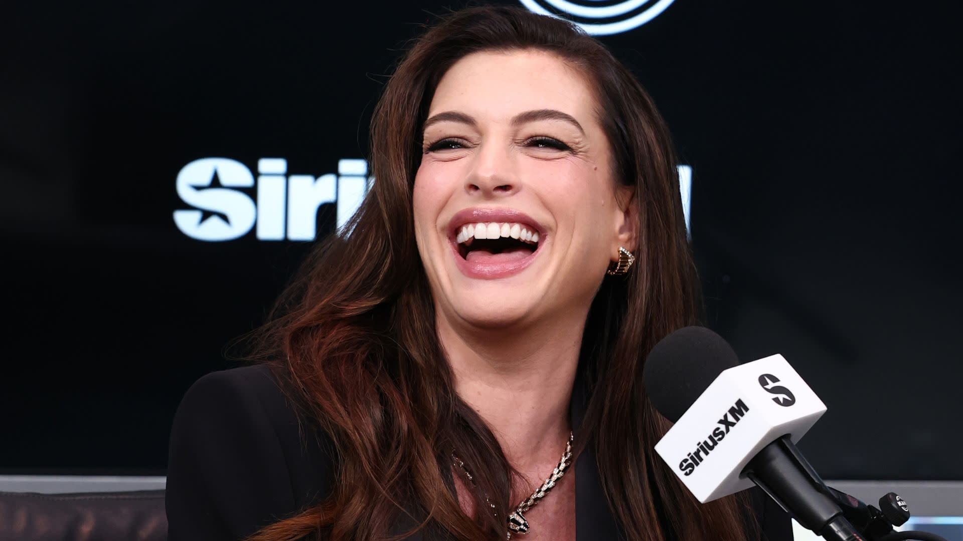 Anne Hathaway Reportedly Acted Elitist Towards a Makeup Artist