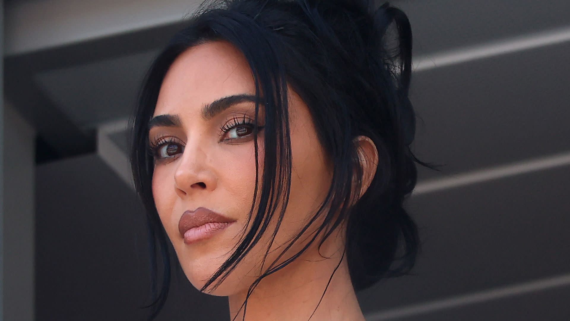 Kim Kardashian Gets 1 Euro for 2016 Paris Hotel Robbery
