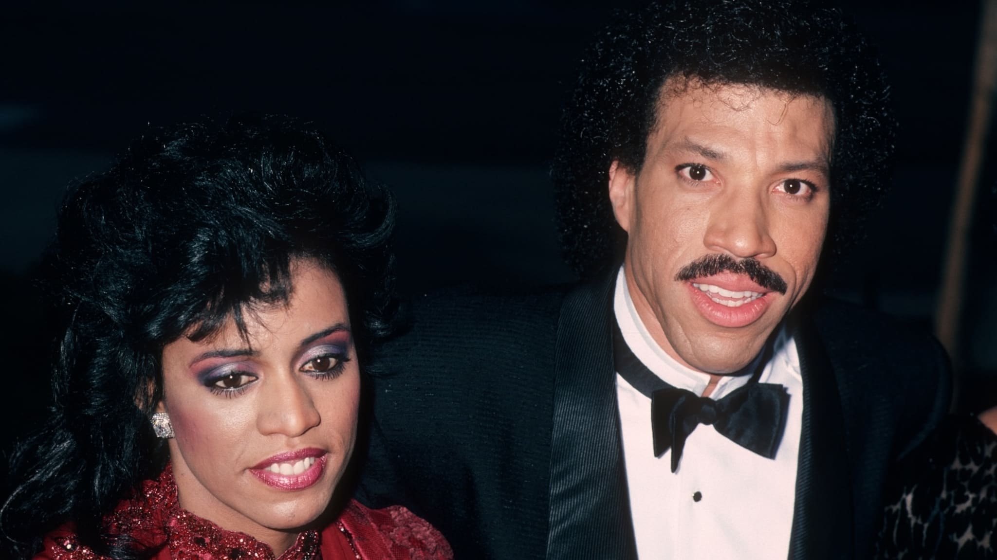 Musician Lionel Richie and Brenda Harvey attend 58th Annual Academy Awards on March 24, 1986 at the Dorothy Chandler Pavilion in Los Angeles, California.