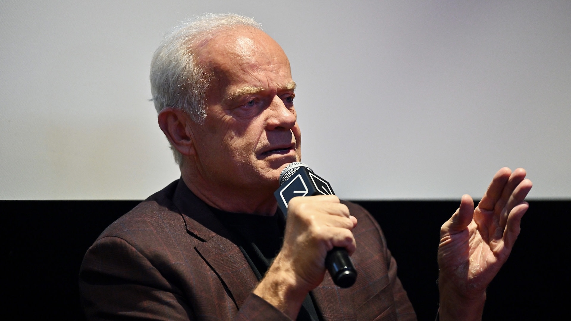  Kelsey Grammer speaks onstage during a Gotham Screening of FRASIER Season 2