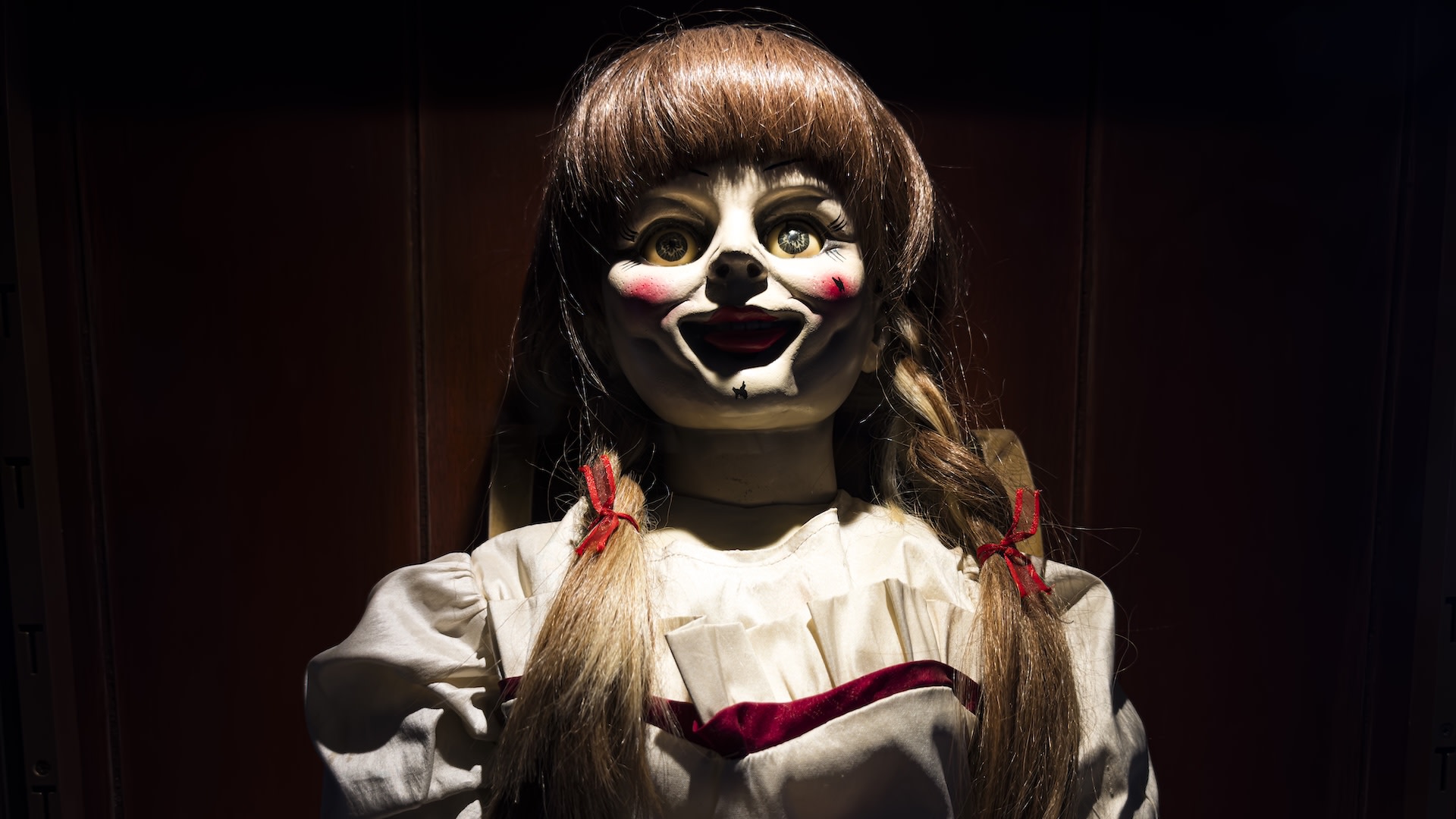 MADRID, SPAIN - OCTOBER 27: Replica of the doll from the movie 'Annabelle' decoration at the Parque Warner Madrid during the Halloween season on October 27, 2024 in Madrid, Spain.