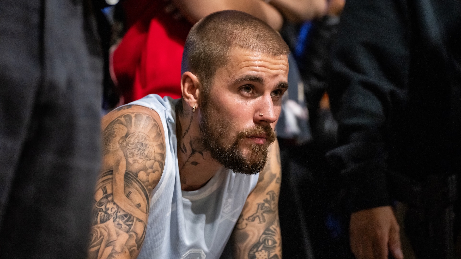 LOS ANGELES, CALIFORNIA - SEPTEMBER 25: Justin Bieber sits during their game at "The League" on September 25, 2025 in Los Angeles, California.