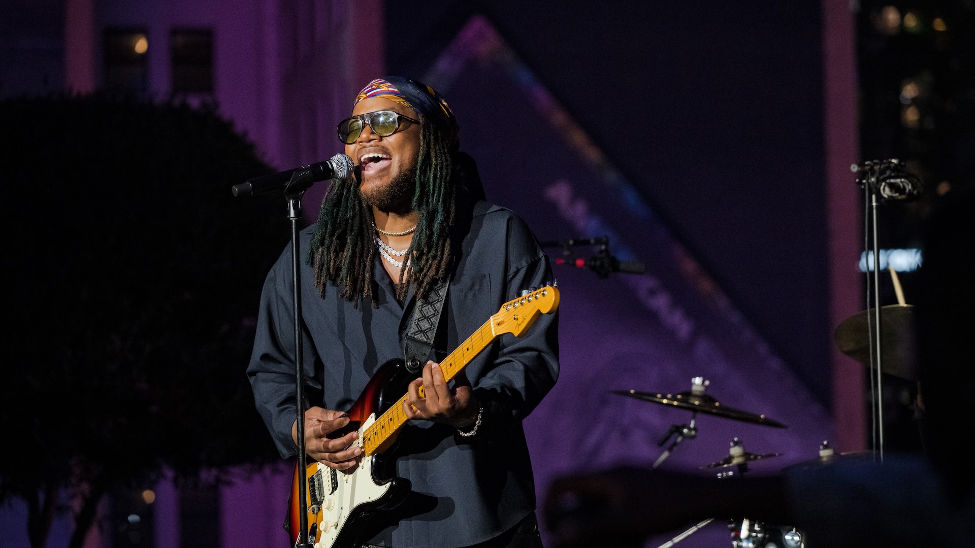 LOS ANGELES, CALIFORNIA - OCTOBER 06: Leon Thomas performs at Grammy Museum Spotlight: Leon Thomas at GRAMMY Museum L.A. Live on October 06, 2025 in Los Angeles, California.