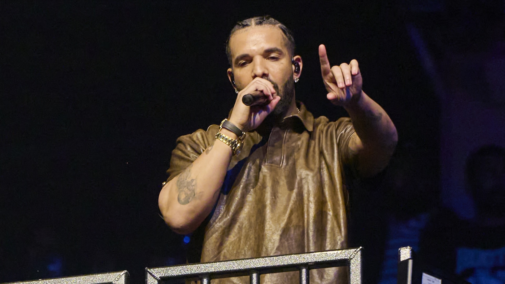 LATE NIGHT WITH SETH MEYERS -- Episode 1731 -- Pictured: (l-r) Actor Callum Turner during an interview host Seth Meyers on November 13, 2025