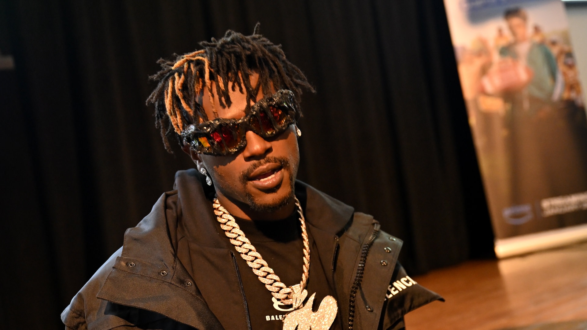 <div>Antonio Brown Responds to Wild Video of Him Getting Jumped for Jewelry, Says He ‘Was Not Arrested'</div>