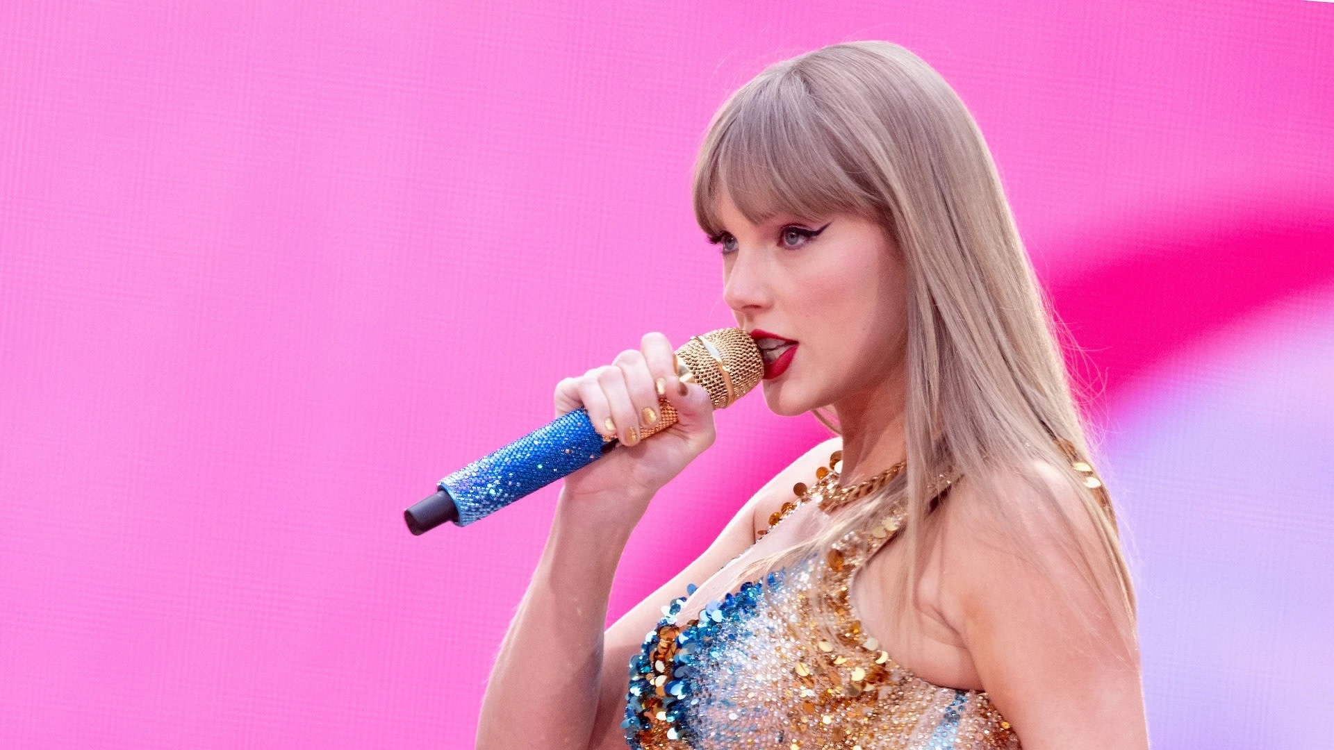 <div>Taylor Swift's Team Buys Iconic 140-Foot Friendship Bracelet For K</div>