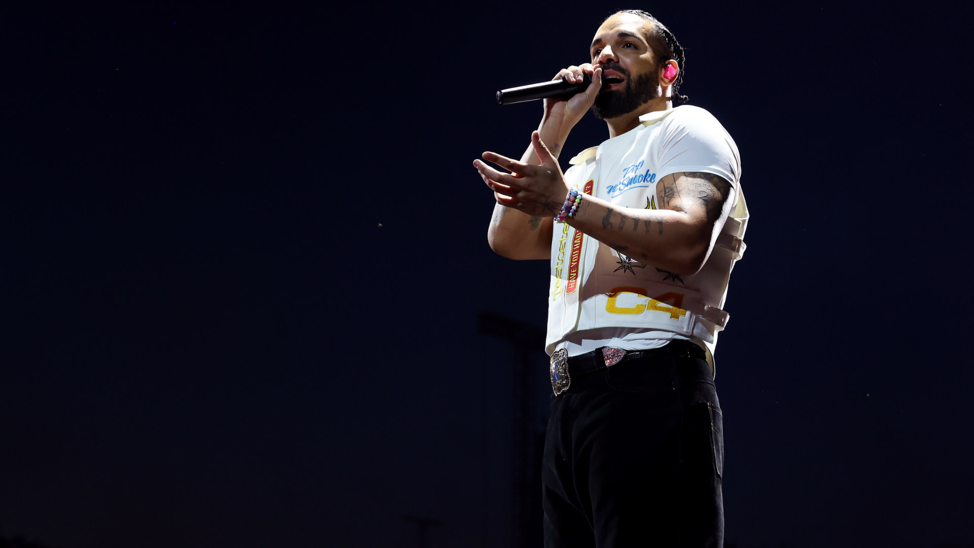 Drake Tells Crowd 'I Can't Say That I Don't Agree' Amid Fans' 'F*ck ...