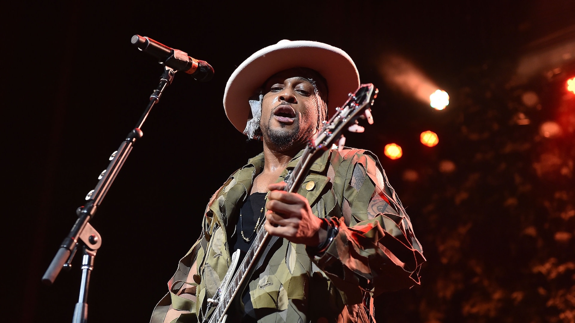 <div>DJ Premier, The Alchemist and More React to News of D'Angelo's Death</div>