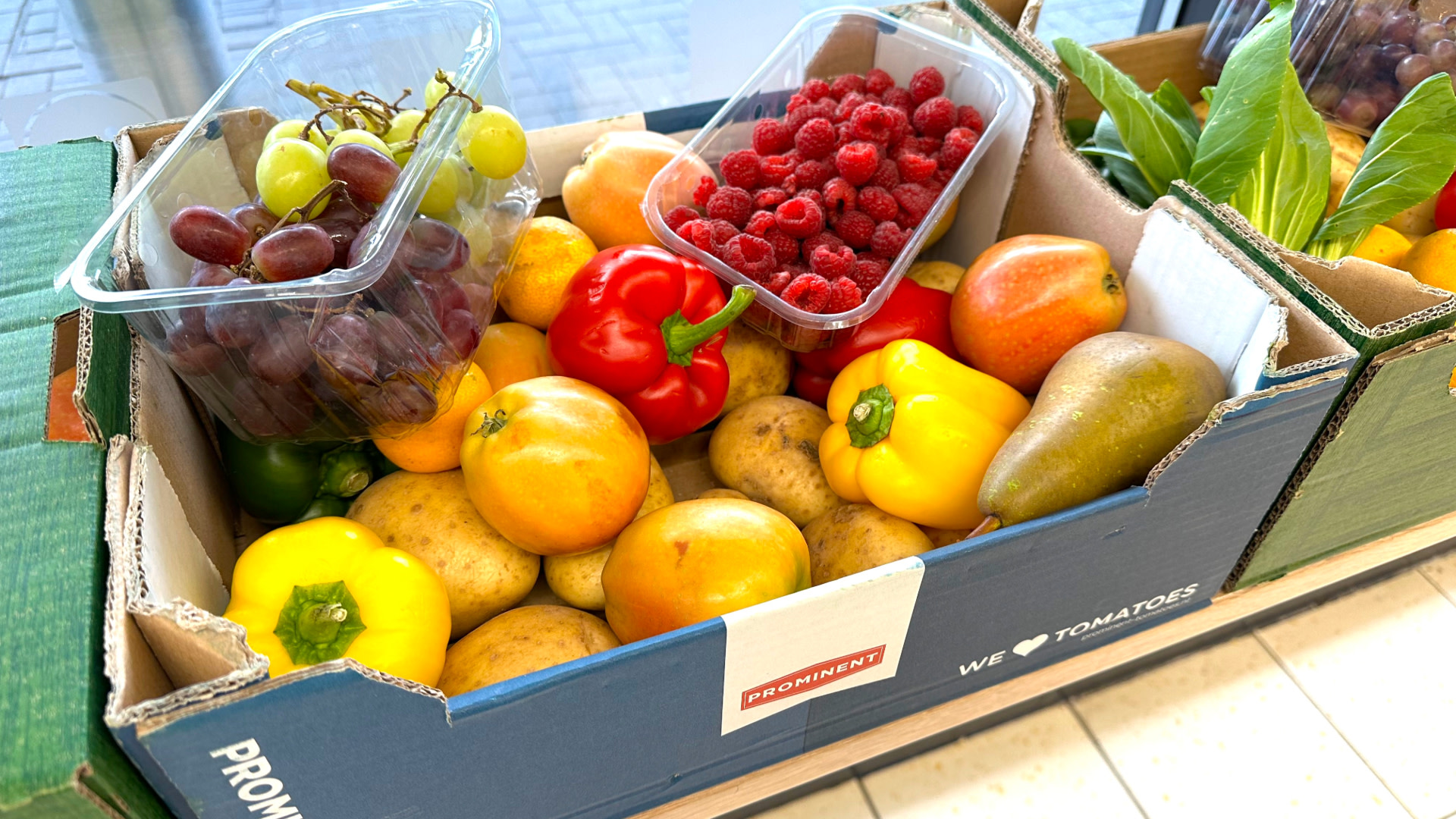 complex.com - Bernadette Giacomazzo - New York Now Has Free Fresh Food Vending Machines for Vul...