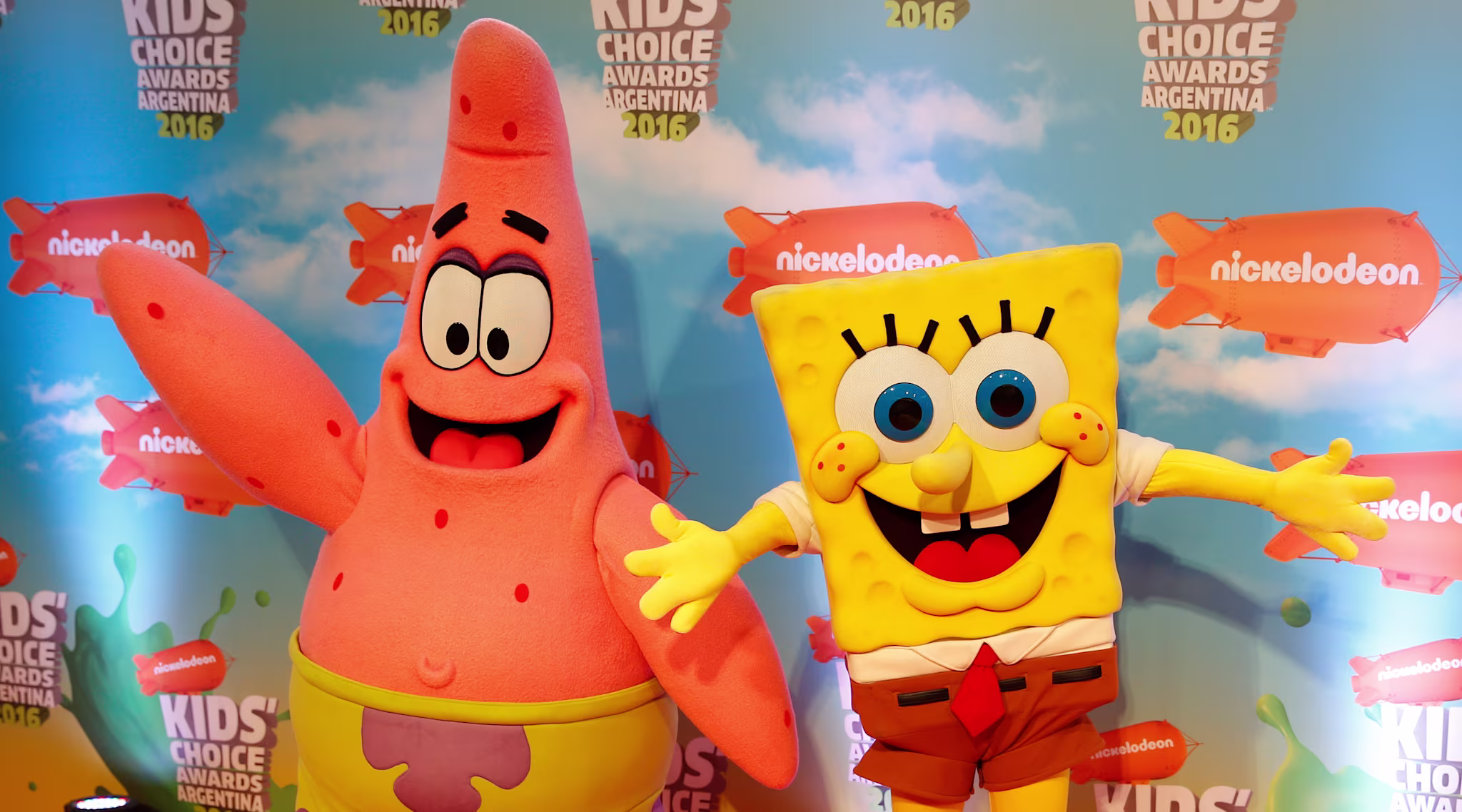 Patrick Star and SpongeBob SquarePants in costume at the Kids' Choice Awards Argentina 2016, posing on the red carpet.