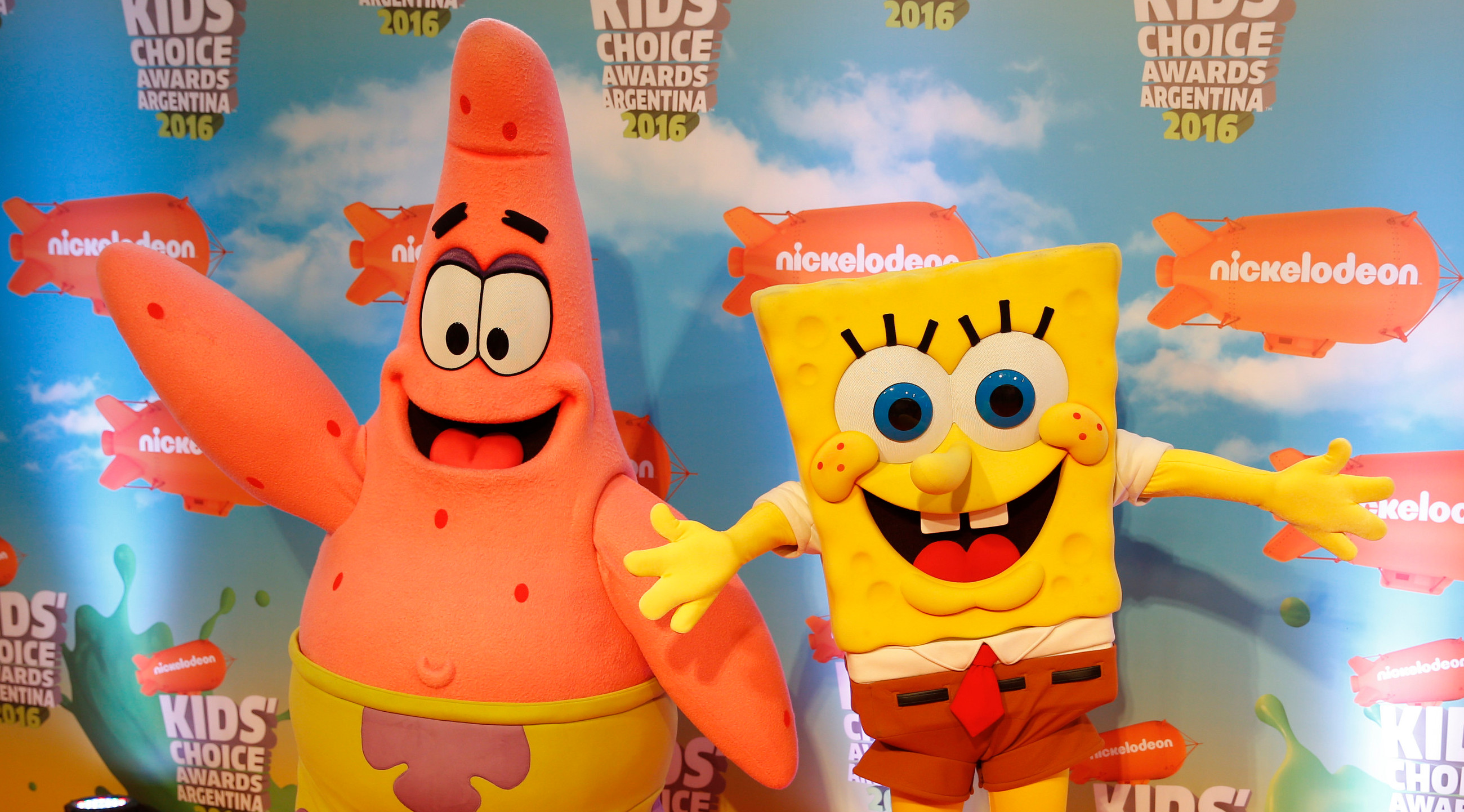 Patrick Star and SpongeBob SquarePants in costume at the Kids' Choice Awards Argentina 2016, posing on the red carpet.