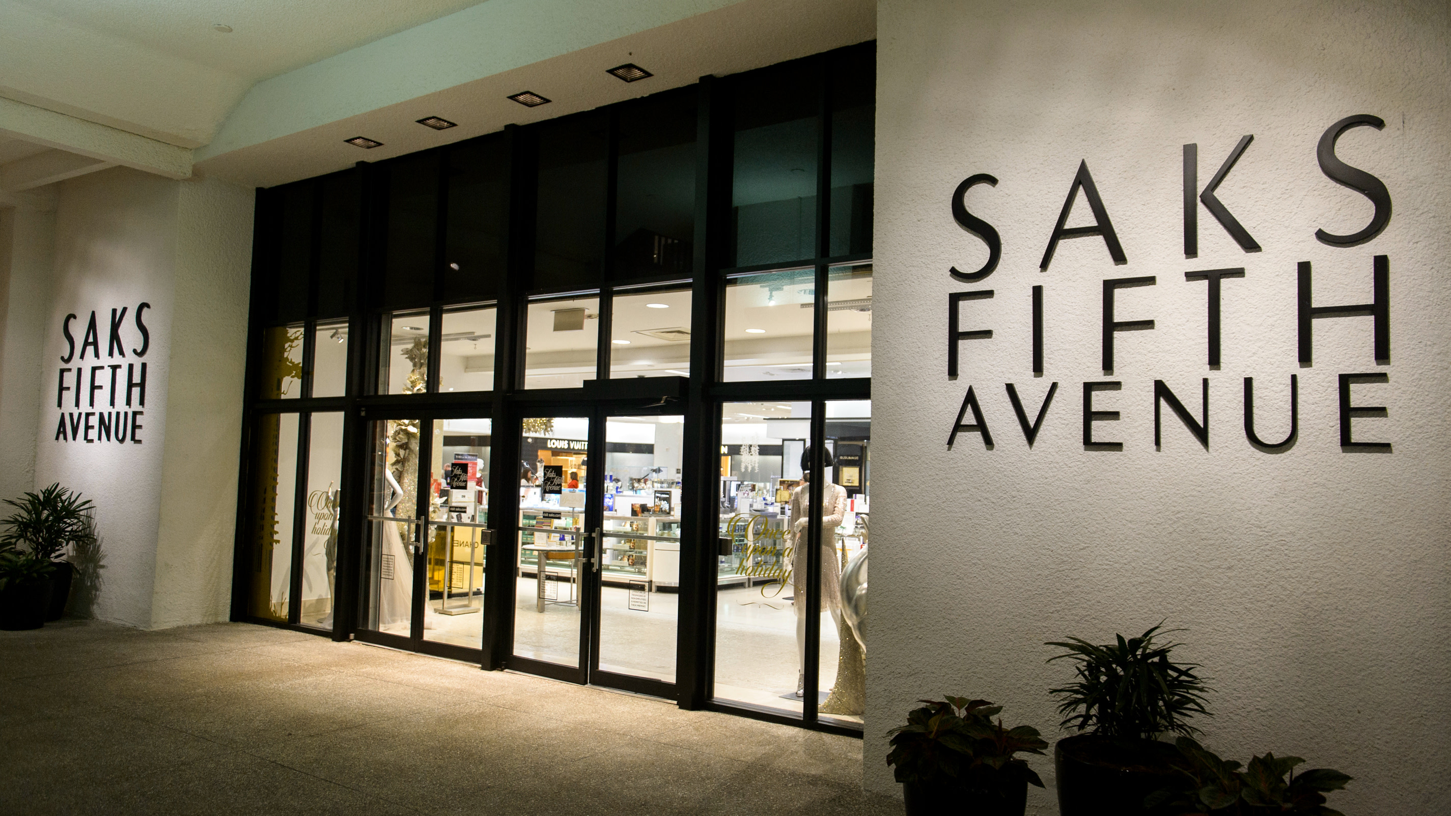 Amazon Calls $475M Saks Investment ‘Worthless’ in Bankruptcy Fight
