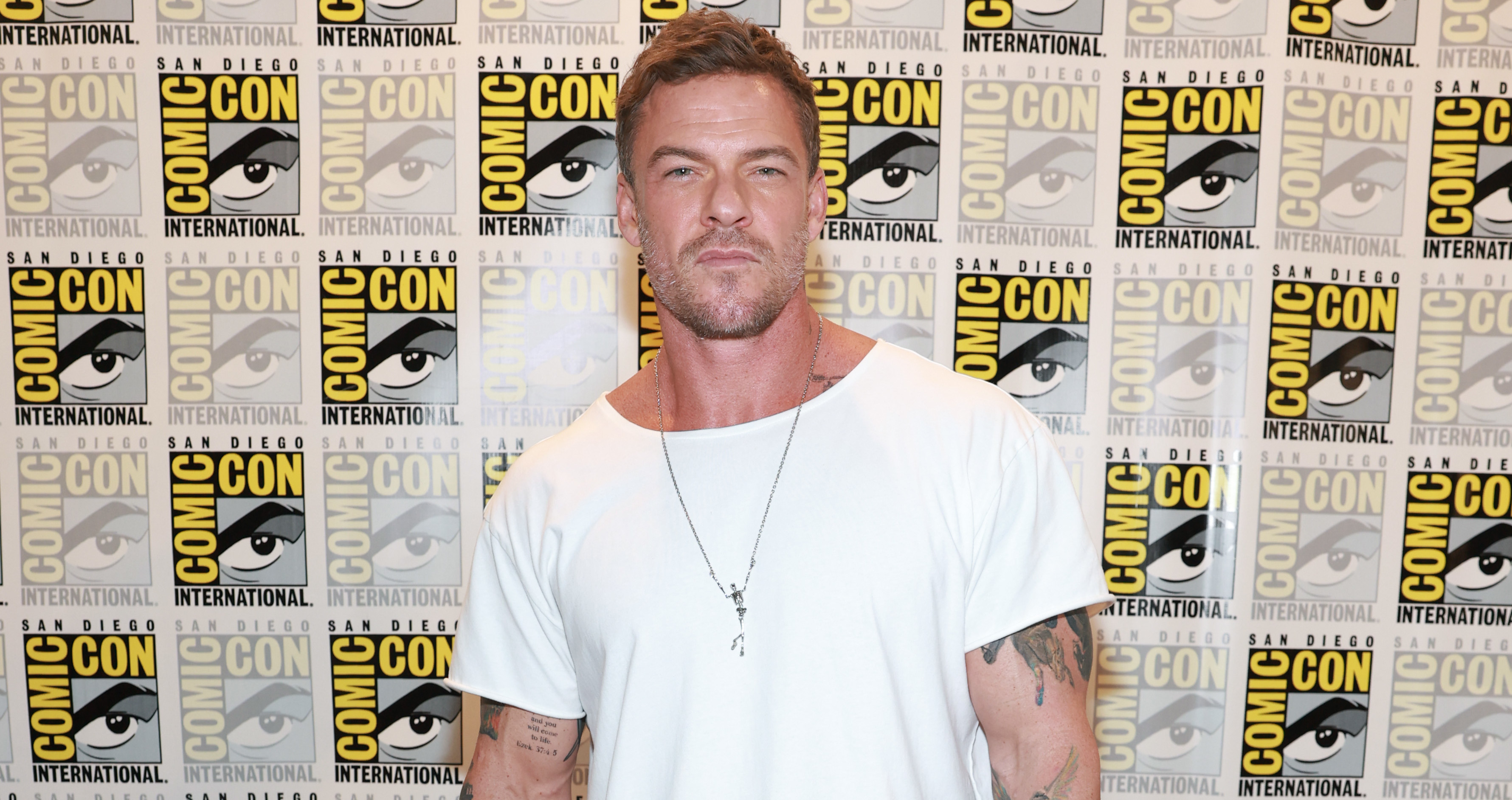 Alan Ritchson.