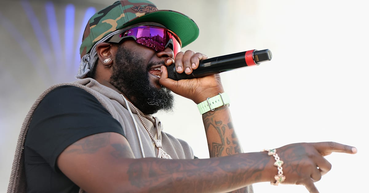 T-Pains Viral Mens Set Has Fans Thinking Hes in the Hospital