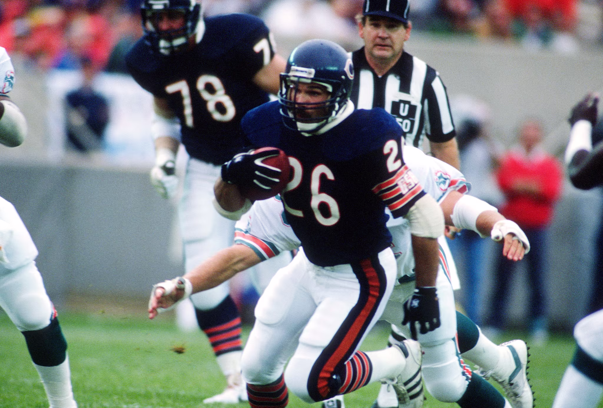 Matt Suhey rushes the ball during a Chicago Bears-Miami Dolphins game in 1988. 