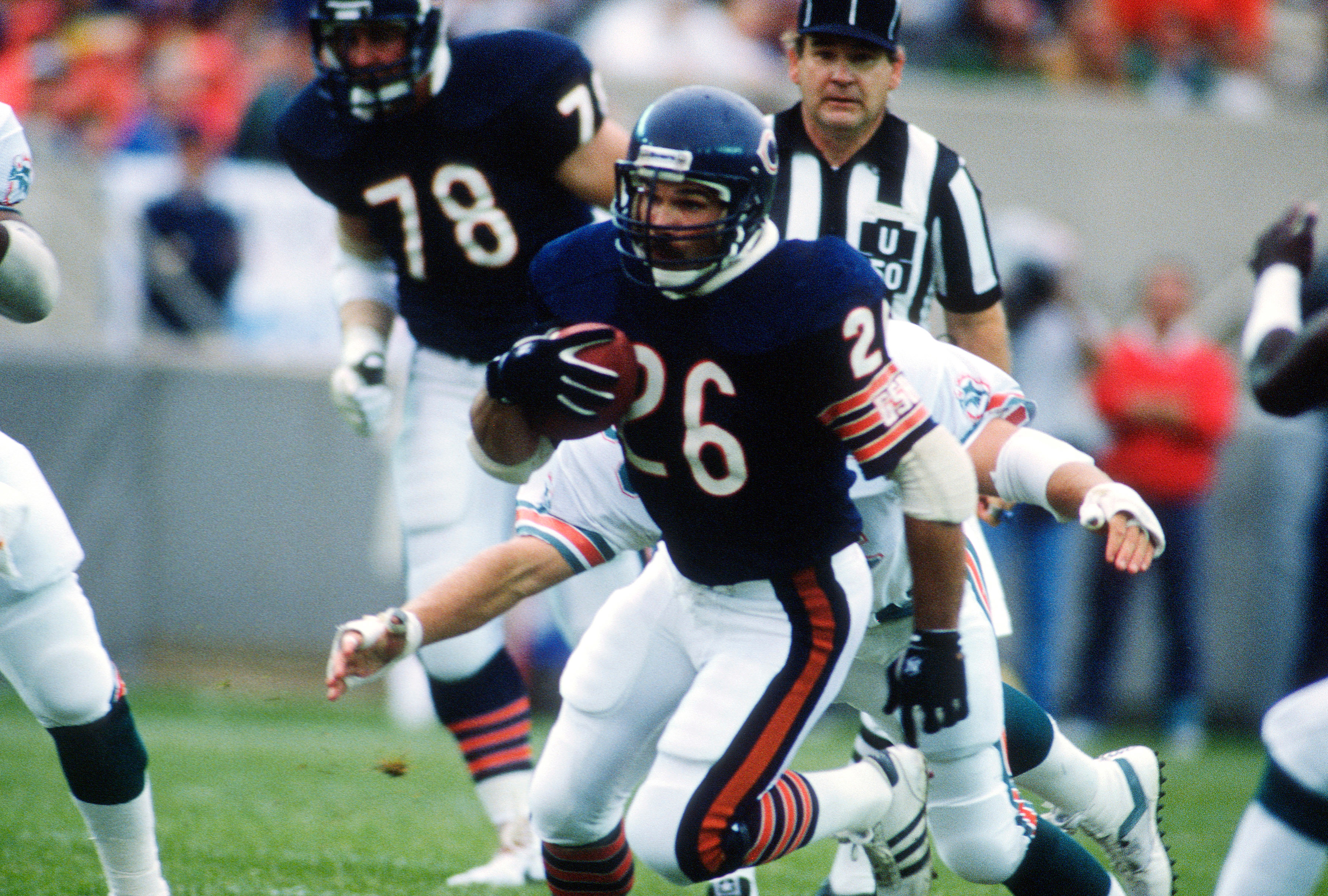Matt Suehy rushes the ball during a Chicago Bears-Miami Dolphins game in 1988. 
