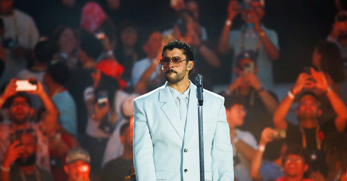 Bad Bunny addresses Puerto Rico's water and power crisis at the Aug. 22 tour-finale opening night