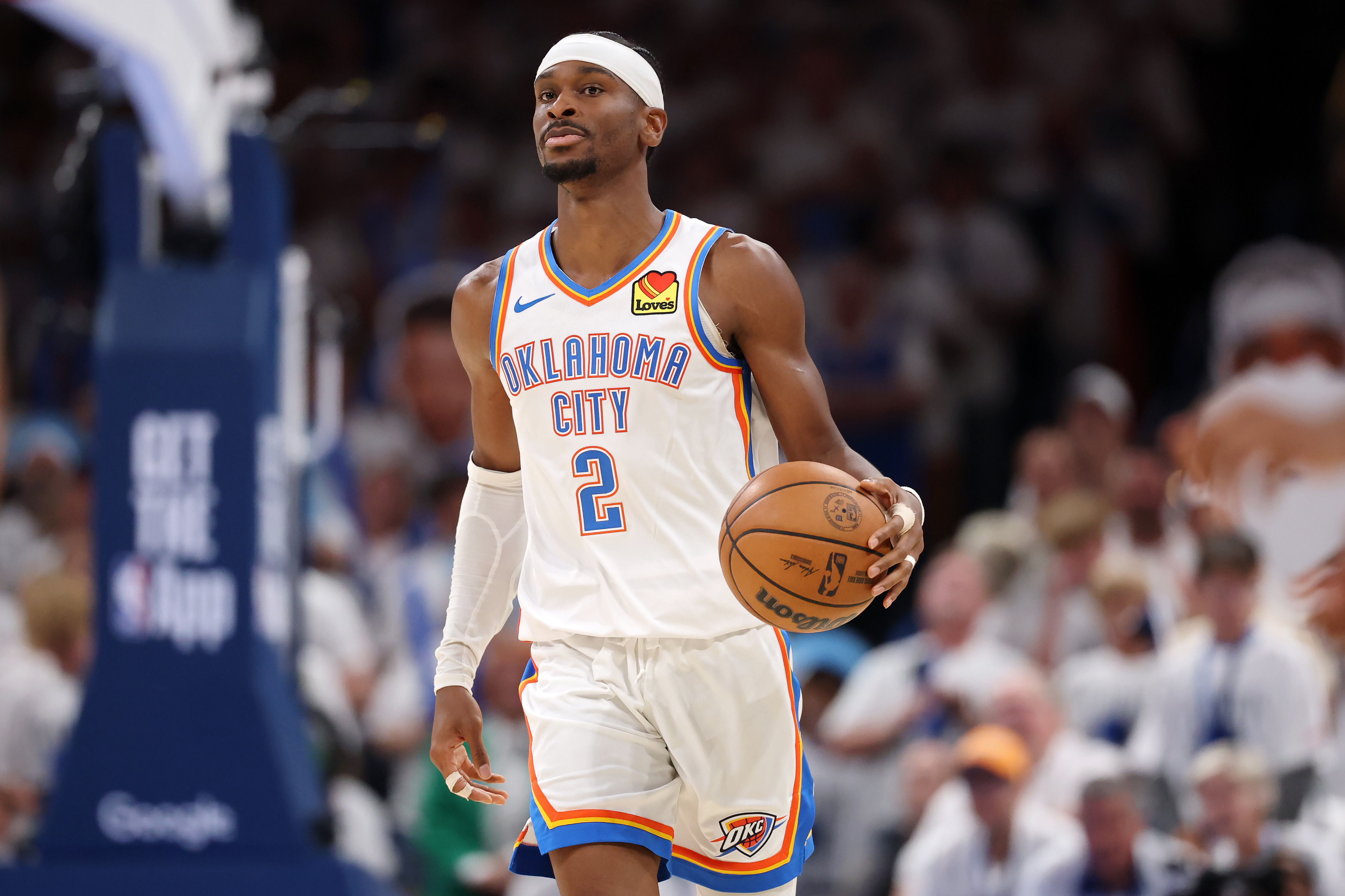 Shai Gilgeous-Alexander dribbles the ball up the court during a Oklahoma City Thunder-San Antonio Spurs game. 