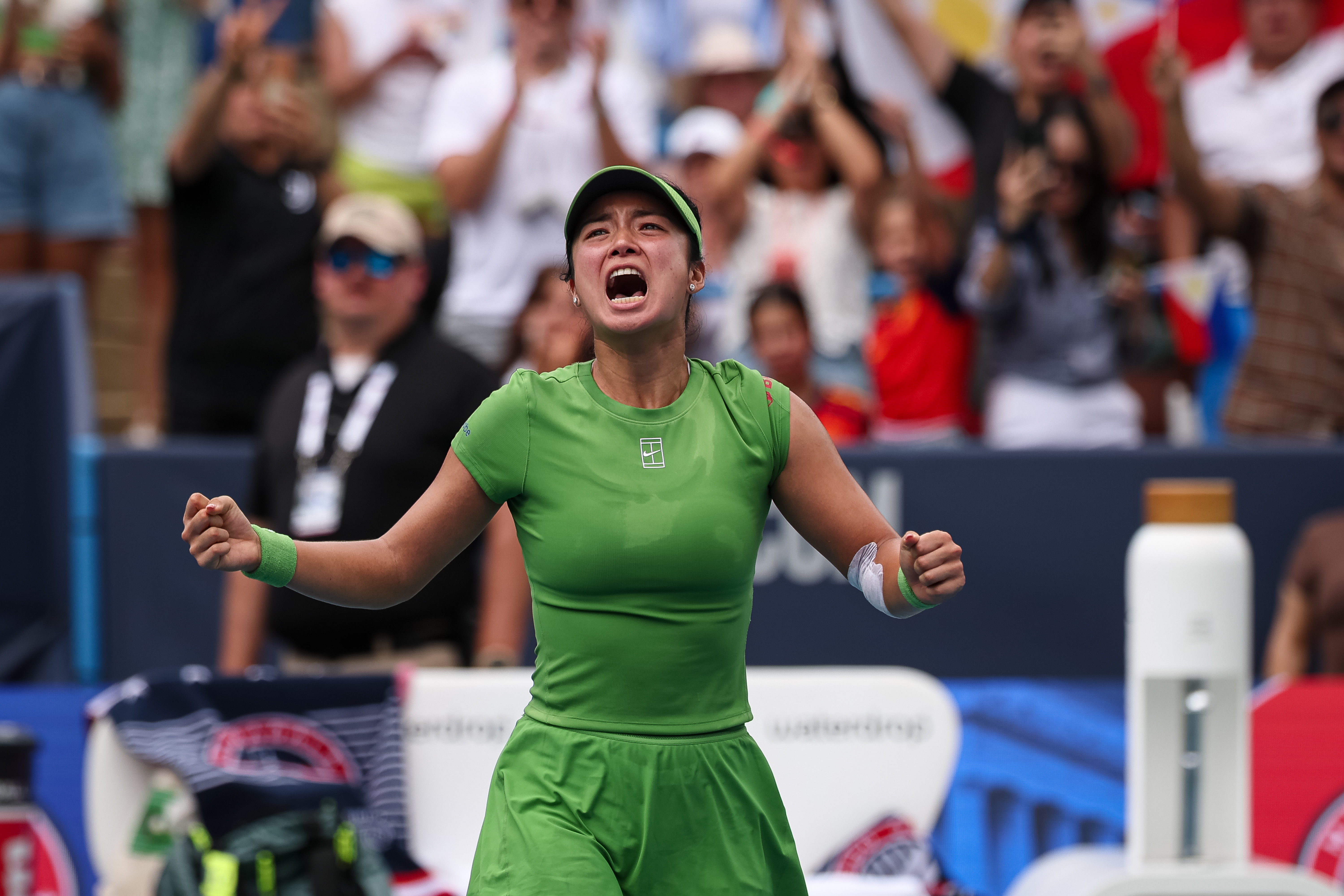 Filipino tennis tar Alex Eala celebrates winning the DC Open in August 2026. 