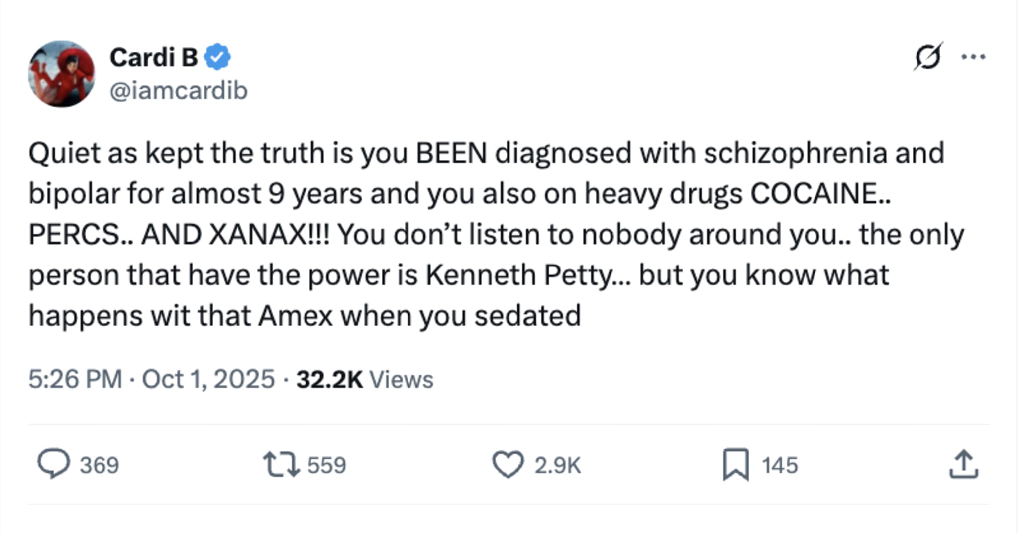 Твит из Cardi B, обращаясь к психическому здоровью и употреблению психоактивных веществ, упоминая Кеннет Петти и карту Amex.