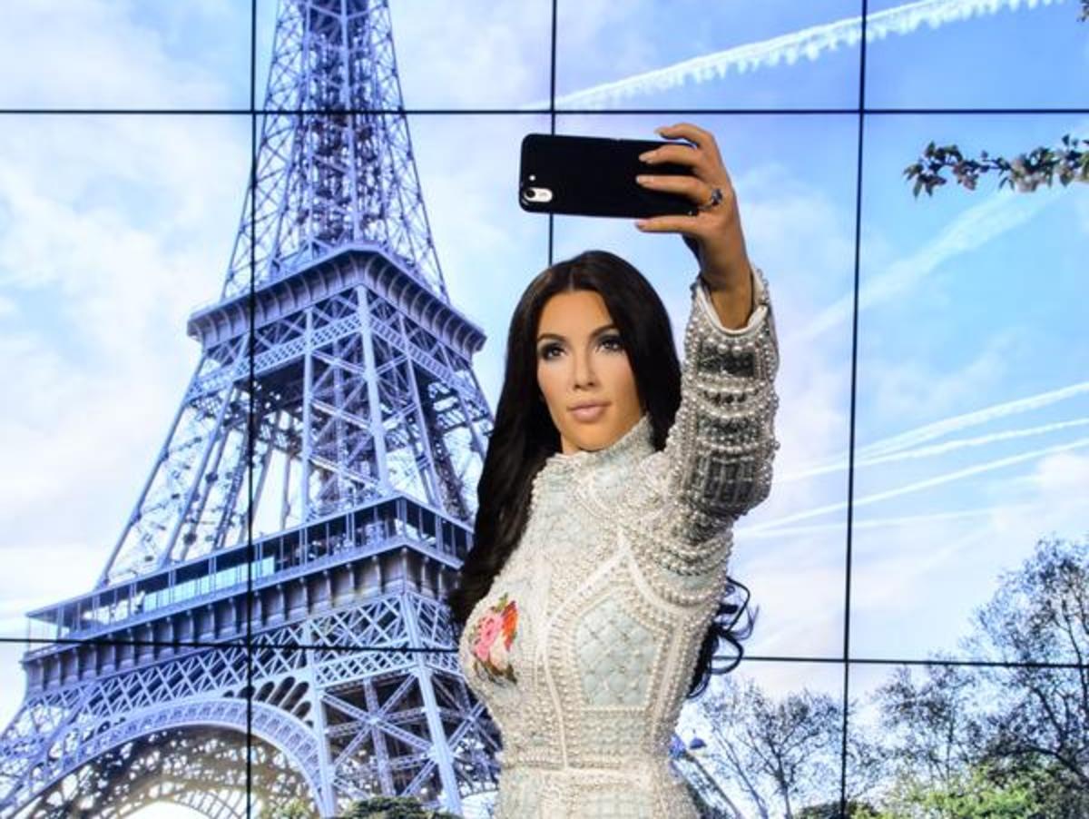 Kim Kardashian Is the World’s First Wax Statue to Take a Selfie Complex