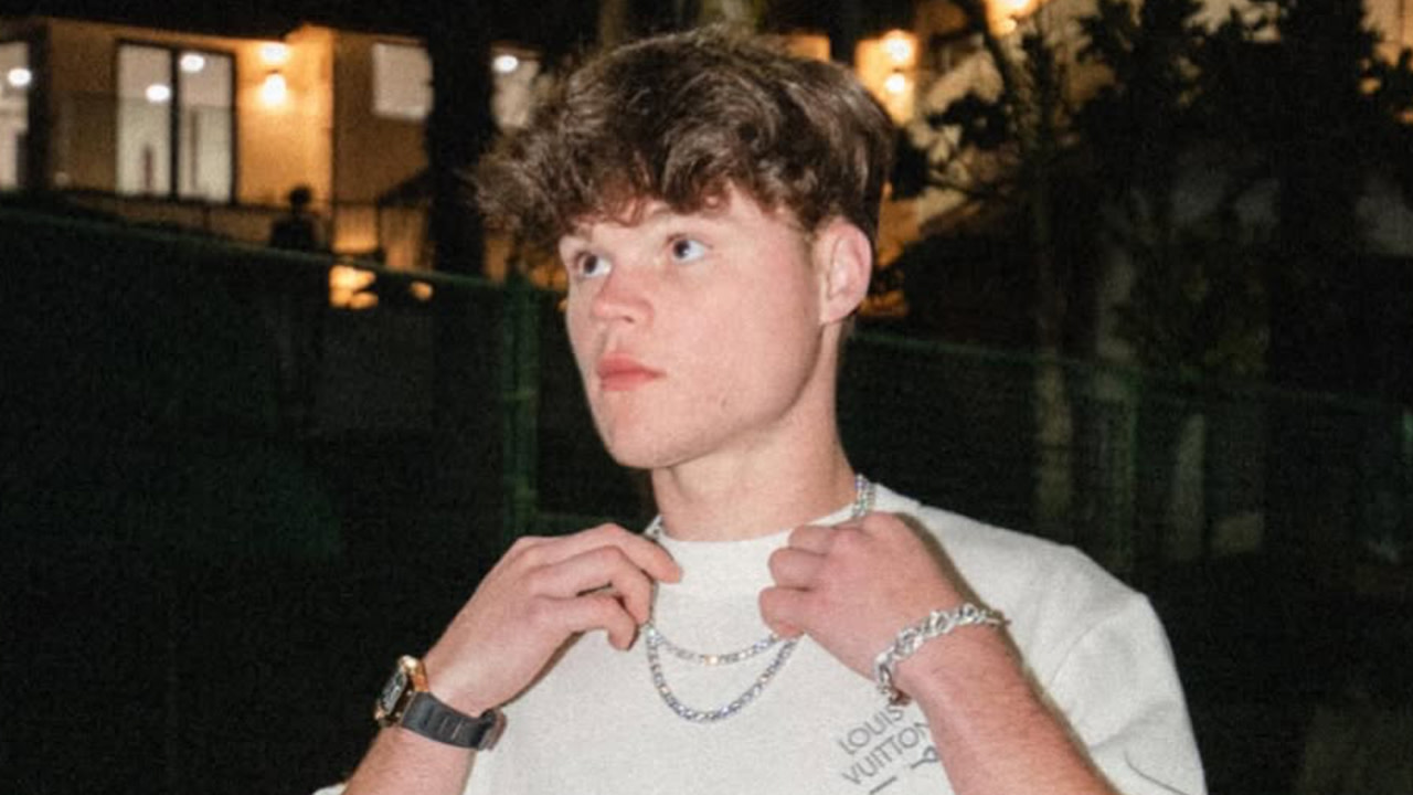 <div>Jack Doherty Spotted Holding Bodyguard's Hand Months After Chain-Snatching Incident</div>