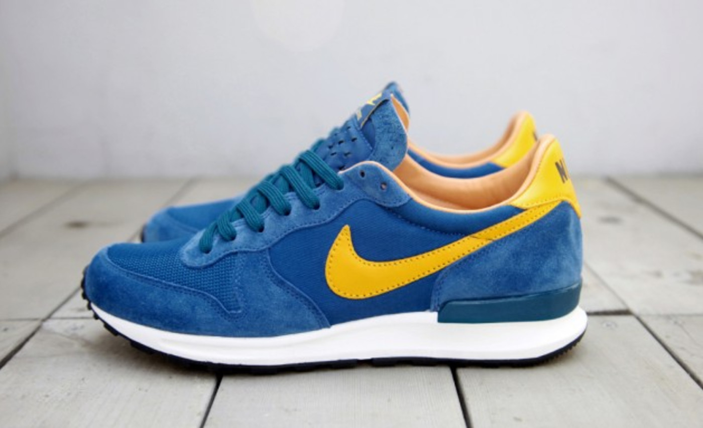 Кроссовки поштучно рязань. Nike Internationalist Blue Yellow. Nike Air Solstice. Кроссовки Nike Internationalist мужские. Кроссовки найк голубые замша.