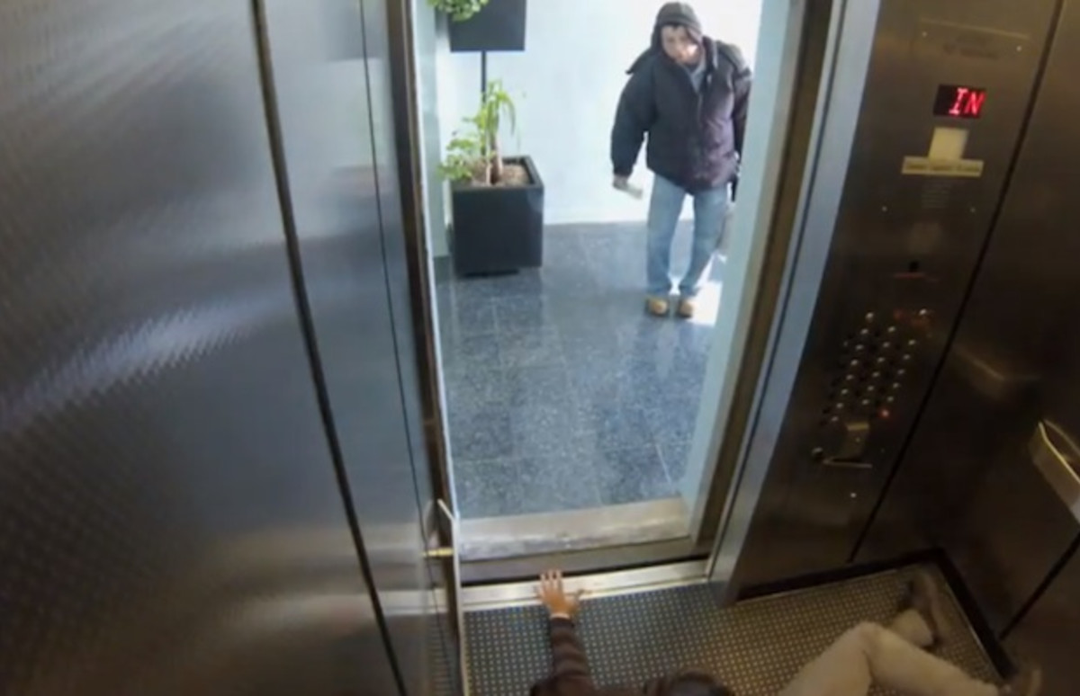 Политковская в лифте анна фото