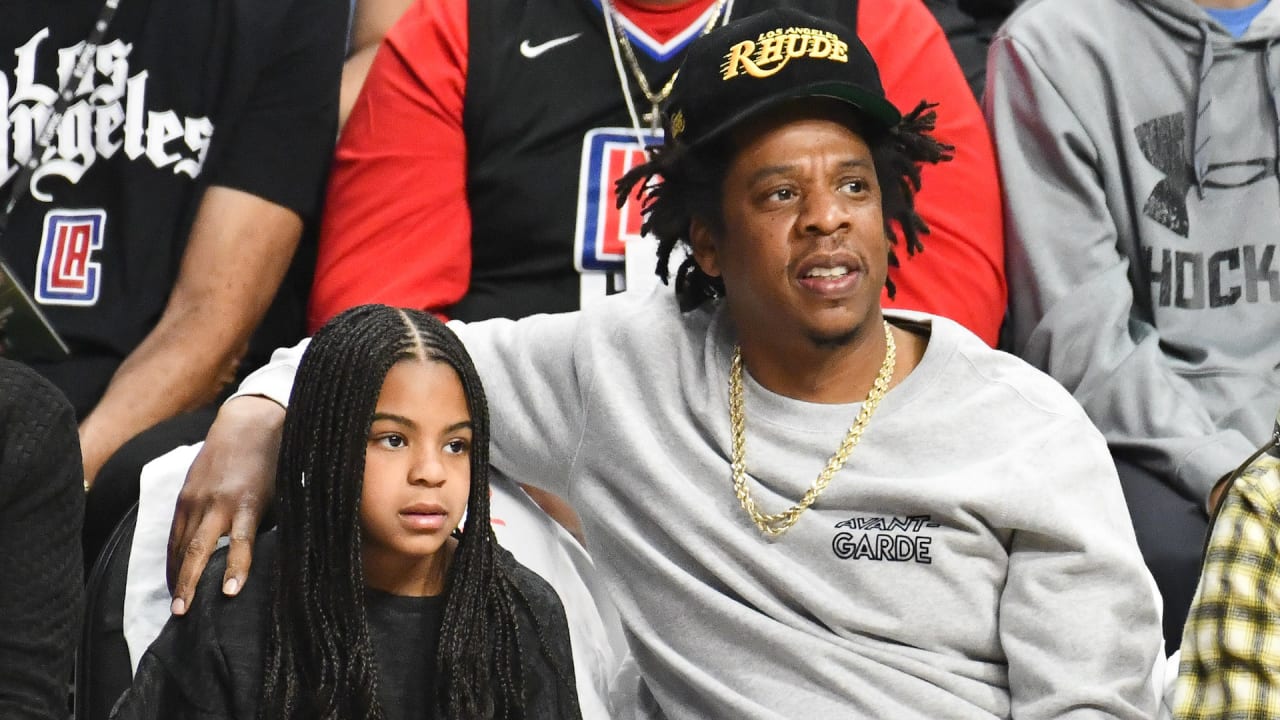 Watch Jay Z Shake Off A Guy Who Got Too Comfortable At Lakers