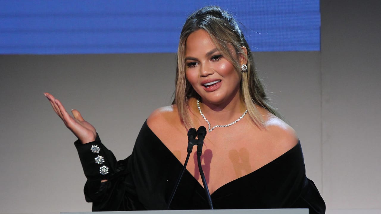 Chrissy Teigen Comes To Vanessa Hudgens Defense Over Controversial Coronavirus Remarks Complex