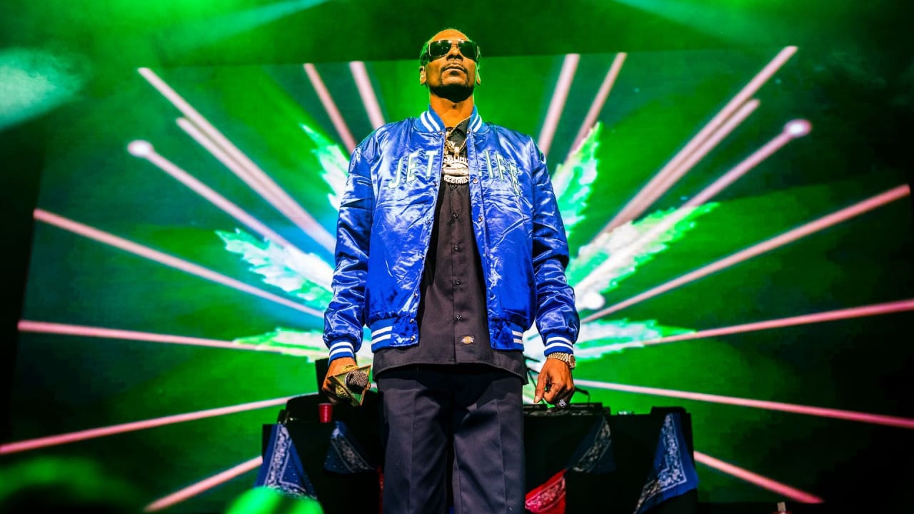 Snoop Dogg Reflects On Visiting Biggie After 2pac Was Shot Complex Snoop dogg) — американский рэпер, продюсер и актёр. visiting biggie after 2pac was shot