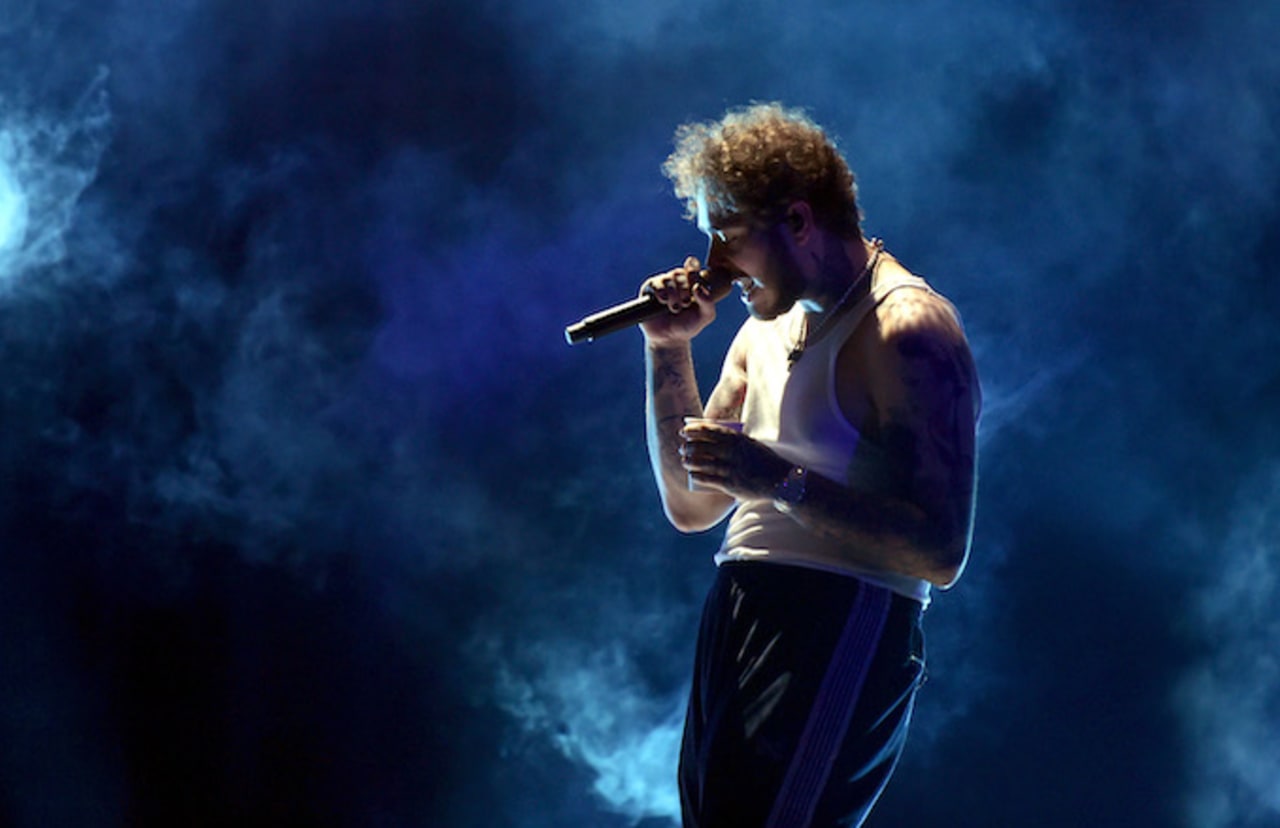 Livestream Post Malone S Bud Light Dive Bar Tour Stop In New York Complex