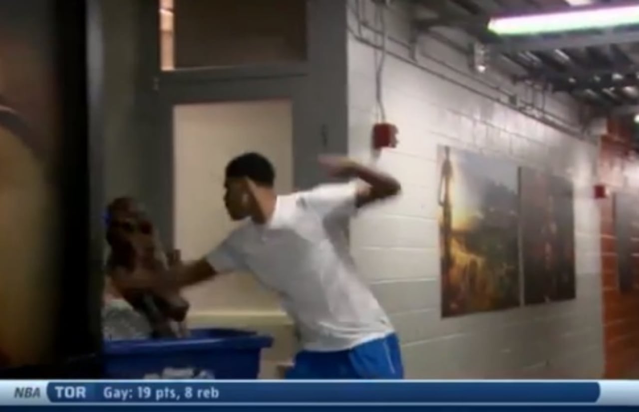 Gerald Green Smacks The Suns Gorilla Mascot After It Tries To Scare Him Video Complex