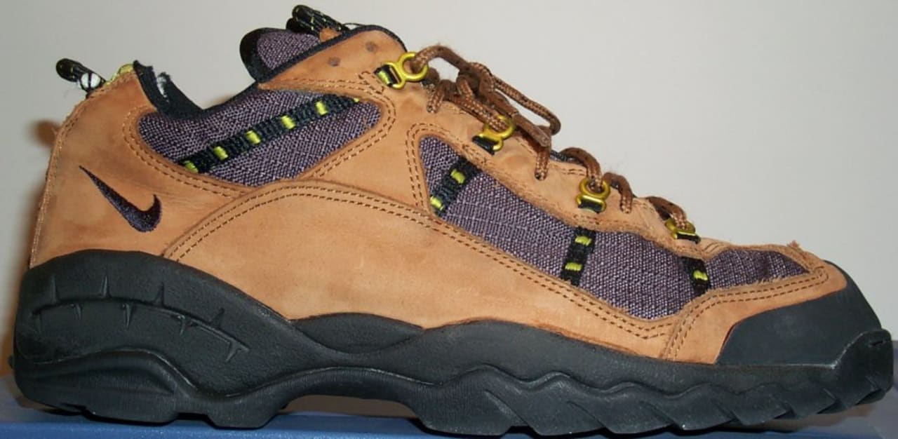 nike acg hiking shoes