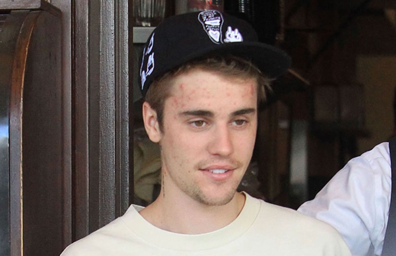 justin bieber le tira un supra a un paparazzi