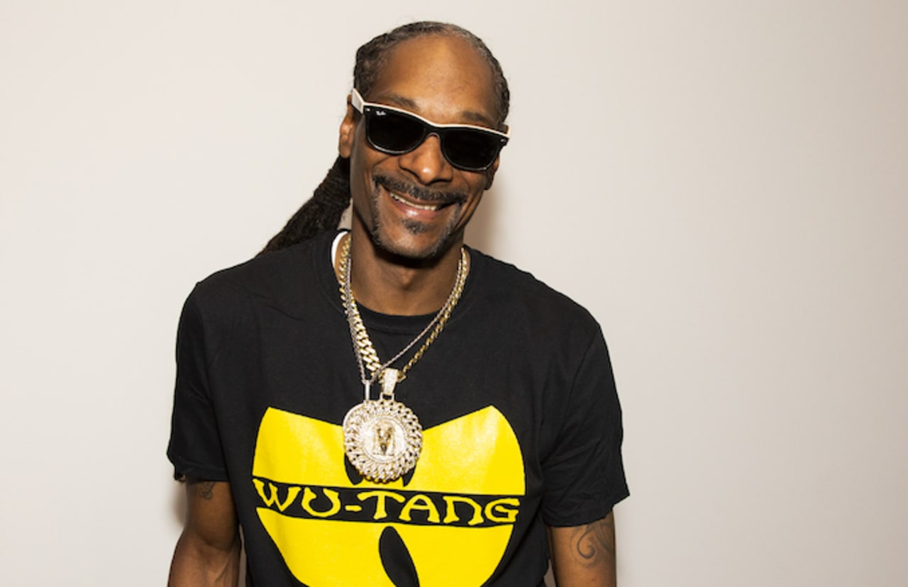 Snoop Dogg Roasts Kanye West s Jail Slipper Yeezy Slides.