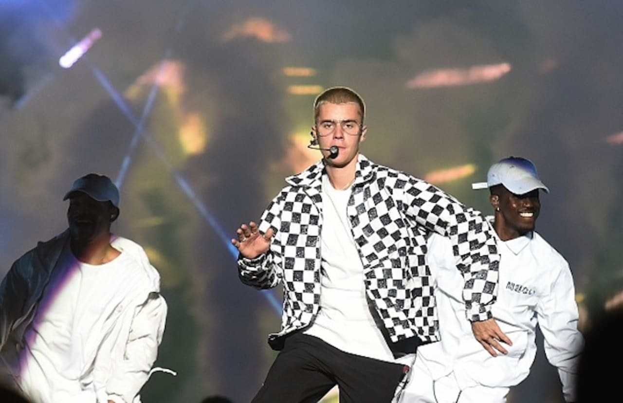 Justin Bieber Earns Back To Back No 1 Songs Makes Billboard Hot