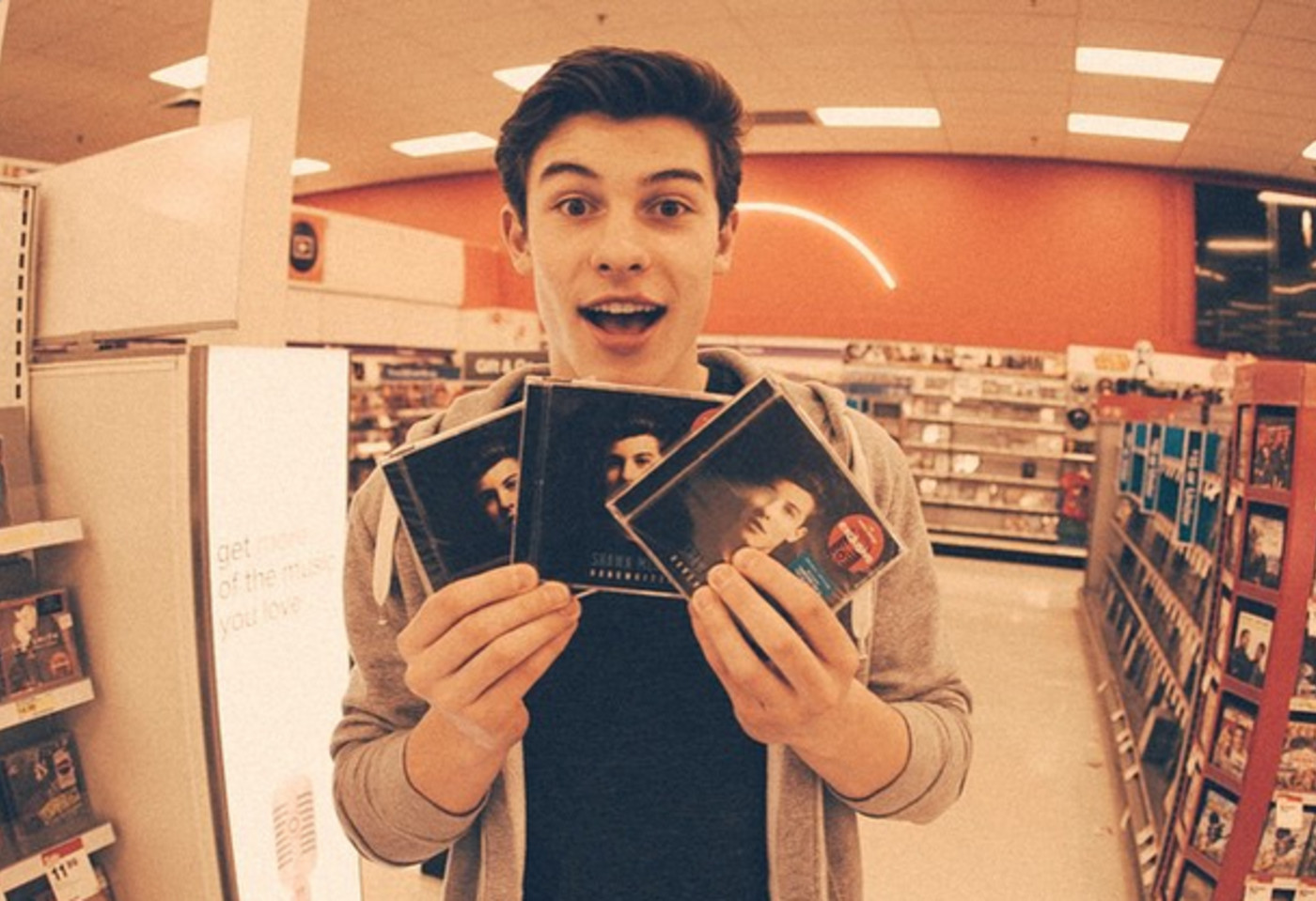 Canadian Vine Star Shawn Mendes Is 1 On Billboard Complex