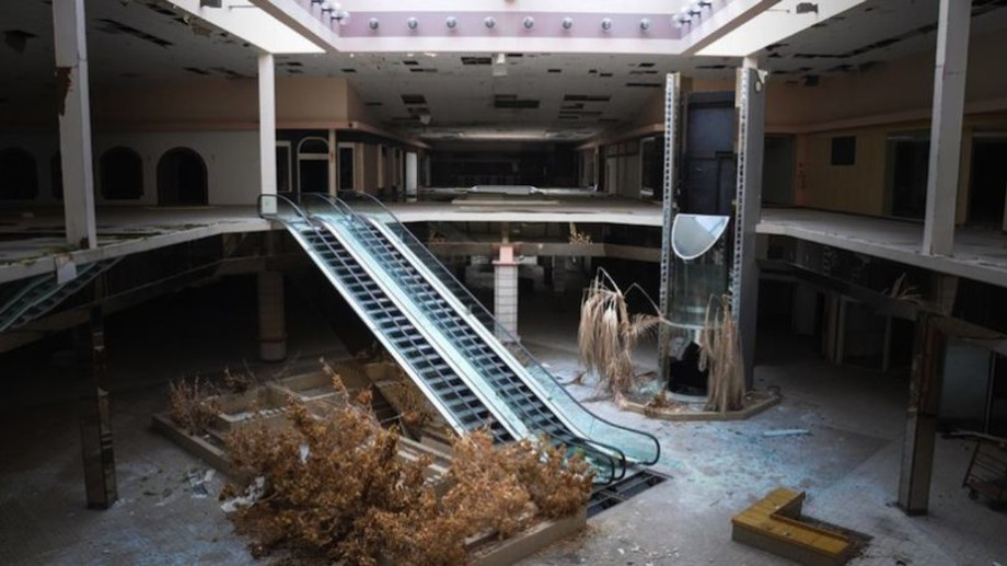 Eerie Photos of Dilapidated Shopping Malls Symbolize America's Tough Economic Times Complex